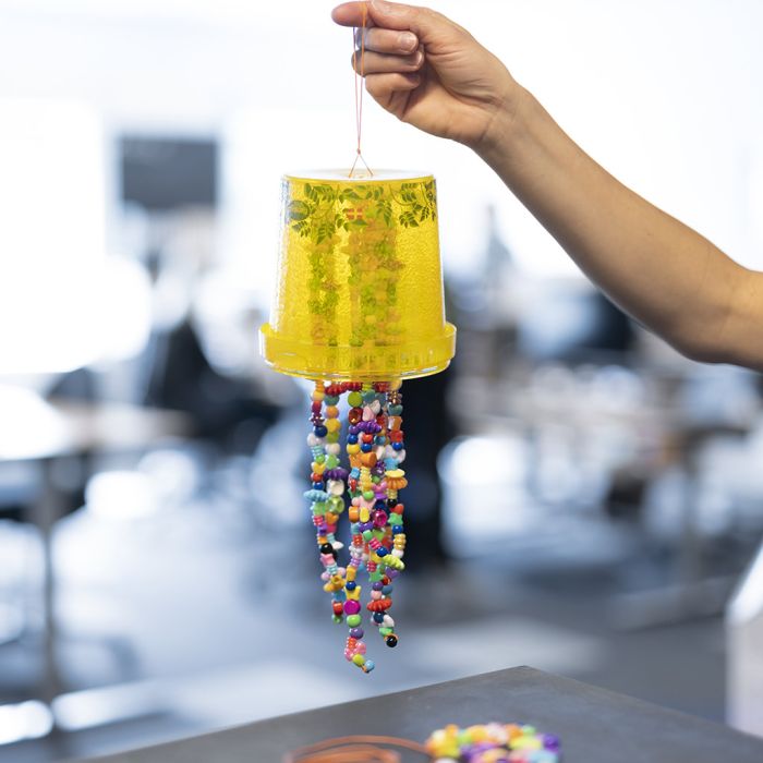 Upcycling: scacciapensieri realizzato con un secchio in plastica