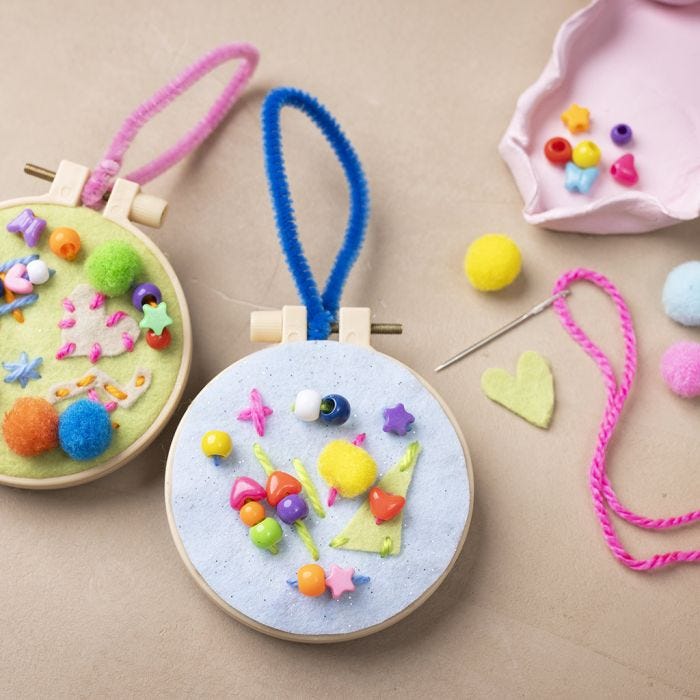 Decorazione da appendere ricamata con design fantasioso