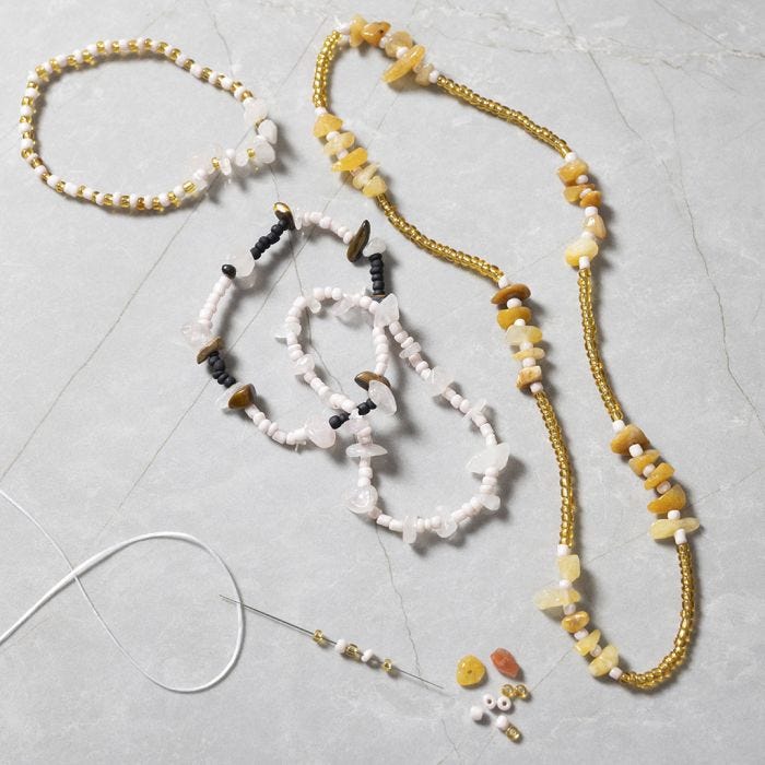 Gioielli con quarzo rosa, occhio di tigre e calcite miele