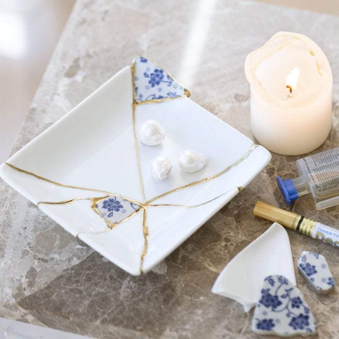 Piatto riparato con tecnica kintsugi
