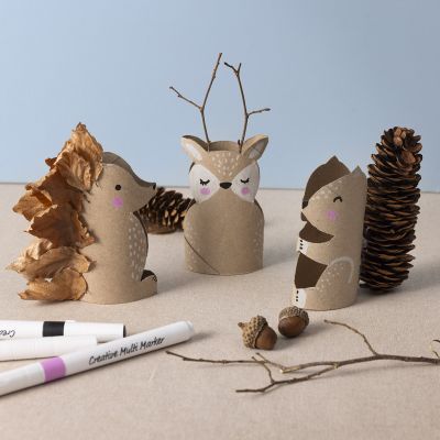 Animali forestali realizzati con tubi di cartone e materiali naturali
