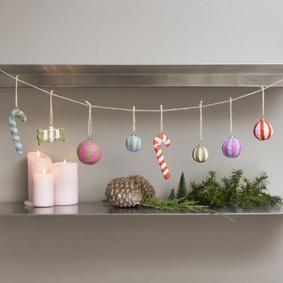 Decorazioni natalizie colorate in pasta di cartapesta