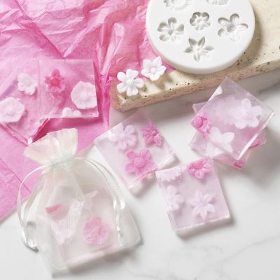 Sapone trasparente con fiori stampati