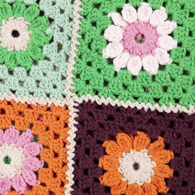 Come unire le mattonelle della nonna utilizzando la tecnica dell'uncinetto a zigzag