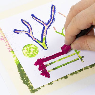Come utilizzare gli stencil per creare dettagli con i pastelli a olio
