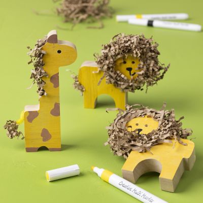 Animali selvatici in legno decorati con pennarelli e carta stropicciata