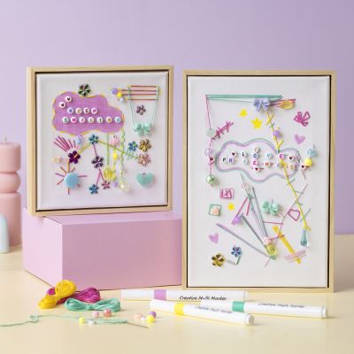 Pitture su tela con ricamo e perline lettere