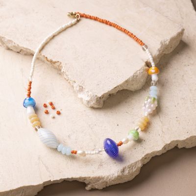 Collana con perline di vetro spesse e colorate