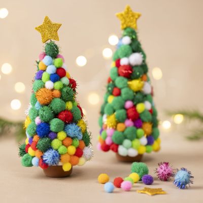 Alberi di Natale colorati con pompon