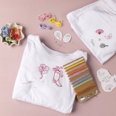 T-shirt decorata con ricami e perline