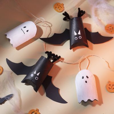 Ghirlanda fantasma e pipistrello in tubi di cartone