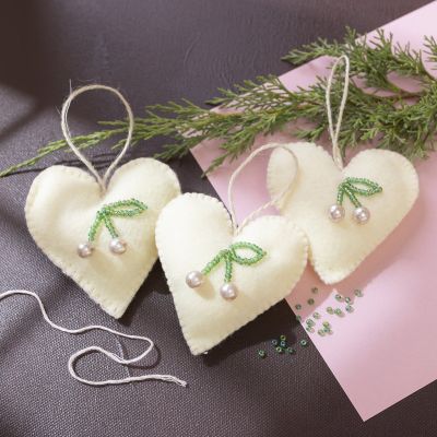 Cuori natalizi in feltro con ciliegie con perline