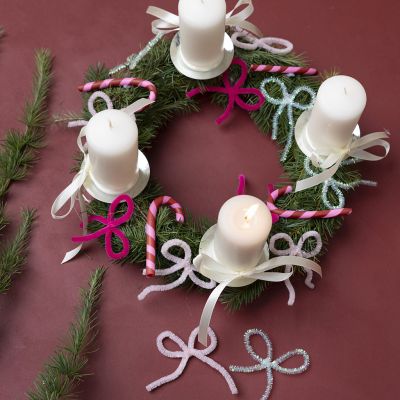 Corona di Natale con decorazioni in argilla fine e scovolini 