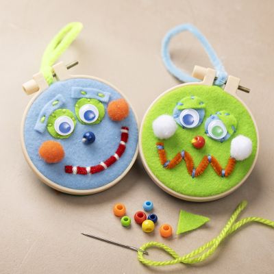 Decorazione a ricamo da appendere con facce