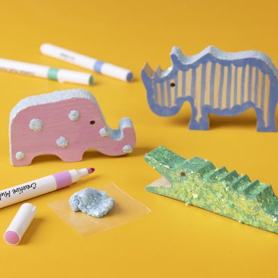 Animali di legno decorati con pennarelli e Glitter clay