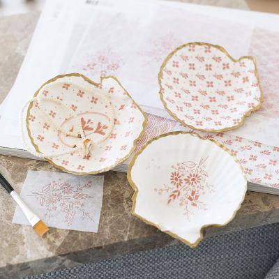 Conchiglie decorate con decoupage e pennarello dorato 