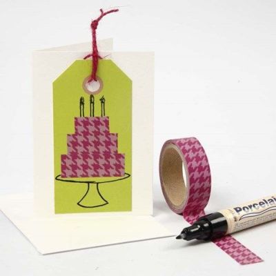 Etichetta manila con disegno grafico creato con il nastro adesivo decorato