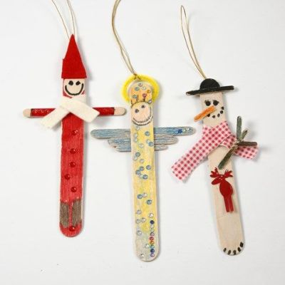 Figure di Natale da bastoncini di ghiacciolo dipinti e decorati