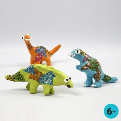 Dinosauri di cartapesta pitturati, decorati con la carta d&eacute;coupage
