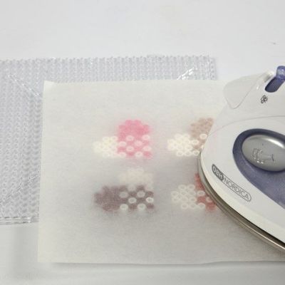 Etichetta manila decorata con un cuore di perline Nabbi