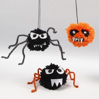 Animali striscianti di Halloween fatti con pom-poms