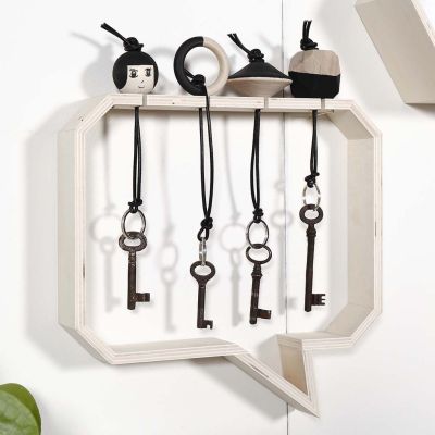 Portachiavi di legno in una mensola con scanalature.