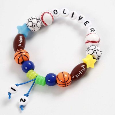 Braccialetto con elastico colorato di perline e perline a forma di lettere.