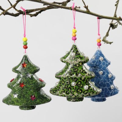 Albero di Natale con decoupage e decorazioni