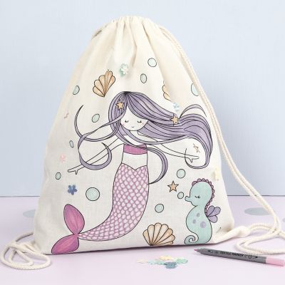 Borsa con chiusura a cordoncino con fantasia a sirena prestampata decorata con pennarelli per stoffa e lustrini