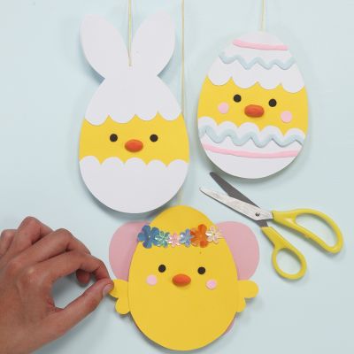 Pulcini pasquali in cartoncino decorati con Silk Clay 