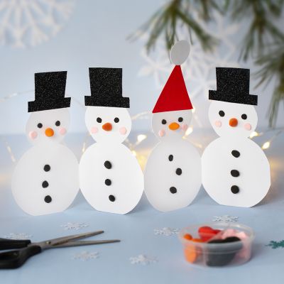 Una fila di pupazzi di neve decorati con Silk Clay