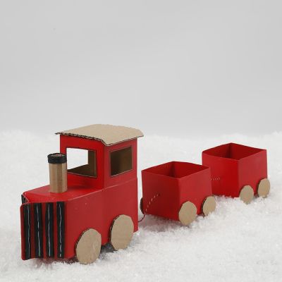 Un trenino di Natale fatto di cartoni di latte/succo e cartone riciclato