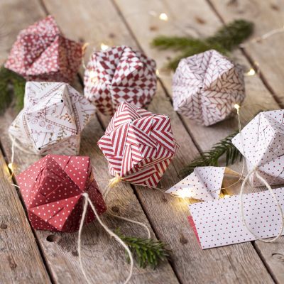 Una pallina di Natale origami piegata da carta origami 