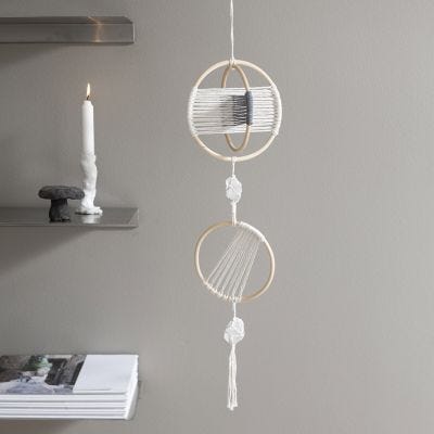 Scultura mobile in macramé con cristalli di rocca