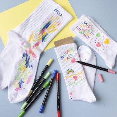 Calzini personalizzati decorati con pennarelli per tessuti