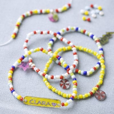 Bracciale con perline rocaille e ciondolo in plastica termoretraibile