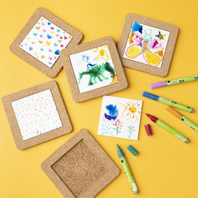 Sottobicchieri decorati con pennarelli per porcellana