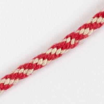 Come intrecciare un motivo a bastoncino di caramella su un disco Kumihimo