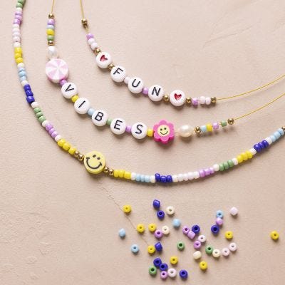 Collana con perline con lettere e figure