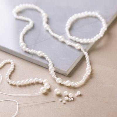 Collana e bracciale con perline bianche in madreperla