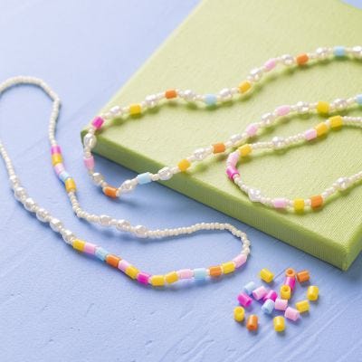 Gioielli con perline colorate per bambini