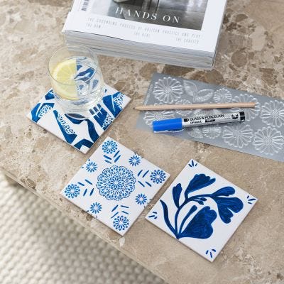 Sottobicchieri decorati con pennarello per porcellana