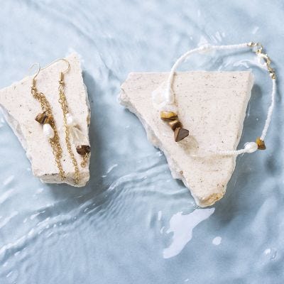 Orecchini e bracciali realizzati con occhio di tigre, calcite gialla e perle d'acqua dolce