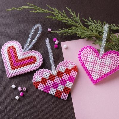 Cuori natalizi realizzati con perline da fondere