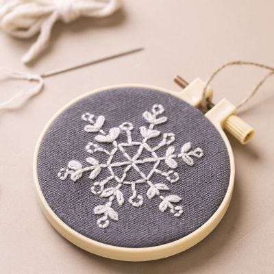 Telaio da ricamo con fiocco di neve ricamato