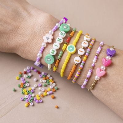 Bracciale con perline rocaille, perline con lettere e perline di legno sagomate