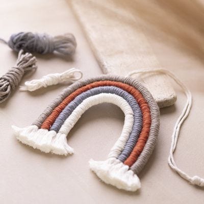Arcobaleno di macramé