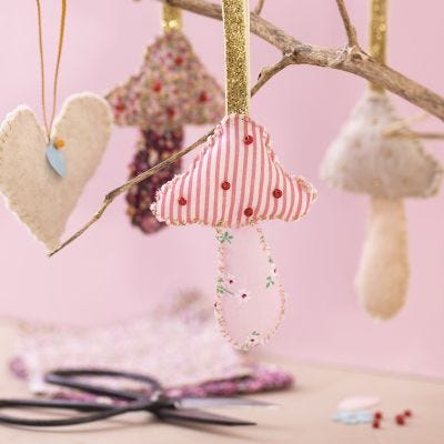Cuore e fungo sospesi in tessuto patchwork e feltro
