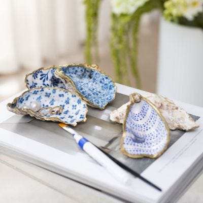 Gusci di ostrica decorati con decoupage e pennarello dorato
