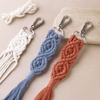 Portachiavi o decorazione per borsa in macramé